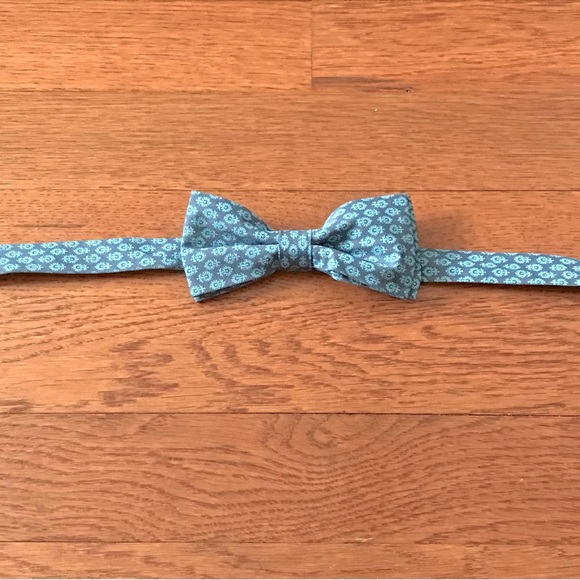 Boy’s Velcro Bowtie in Light Blue Print Pattern - Picture 3 of 7